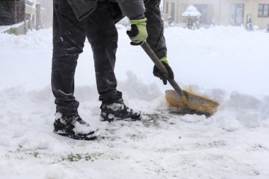 Kaldırım üzerinden çıkarmadan kar kar fırtınası sonra dostum. Kış saati