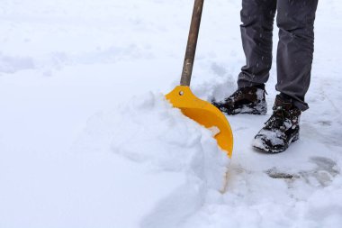 Kaldırım üzerinden çıkarmadan kar kar fırtınası sonra dostum. Kış saati