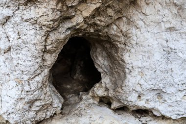 Turistlerin erişebileceği mağaraya giriş. Vahşi doğa.