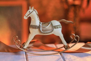 Masada dekoratif bir Noel oyuncak atı. Şenlik Dekoru