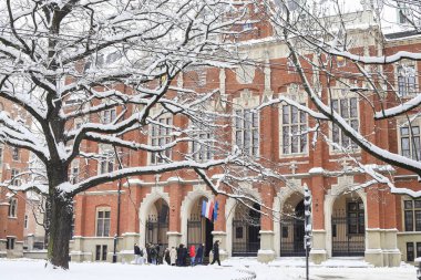 Karların altında Jagiellonian Üniversitesi 'nin ana binası.