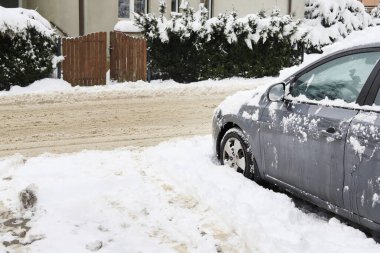 Şehirdeki arabalar karla kaplı. Kış zamanı
