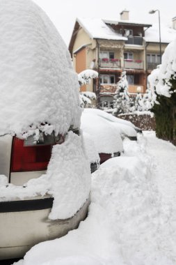 Şehirdeki arabalar karla kaplı. Kış zamanı
