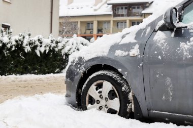 Şehirdeki arabalar karla kaplı. Kış zamanı