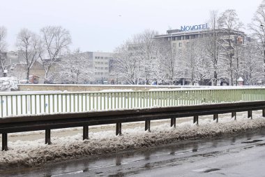 Krakow, Polonya 'daki Debnicki Köprüsü' nden Novotel 'in modern binası görülüyor..