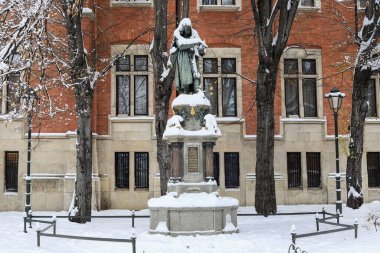 Krakow 'daki Jagiellon Üniversitesi' nin altındaki ünlü gökbilimci Nicolaus Kopernicus anıtı..