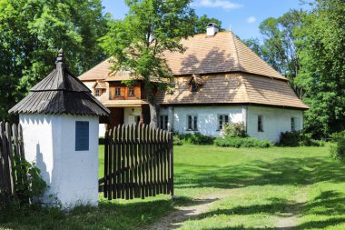 Bir zamanlar Tetmajer ailesine ait olan tarihi ahşap bir malikane, şimdi Lopuszna, Polonya 'da bir müze..
