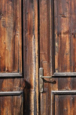 Çelik saplı eski ahşap kapı. Grafiksel kaynaklar
