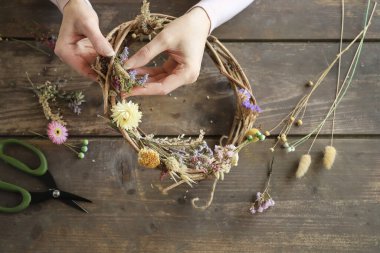 İşteki çiçekçi: bir kadın kuru çiçekler ve süs bitkileriyle nasıl kapı çelengi yapılacağını gösteriyor. Adım adım, öğretici.