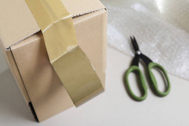 Sevkiyat için internetten alınmış eşyalar. İnternet alışverişi