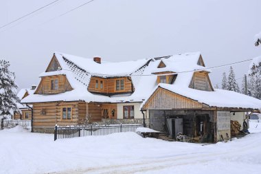 Chocholow 'un ahşap mimarisi, Polonya' nın Zakopane yakınlarındaki bir orman..