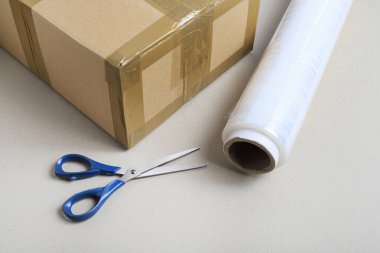Sevkiyat için internetten alınmış eşyalar. Lojistik fikir