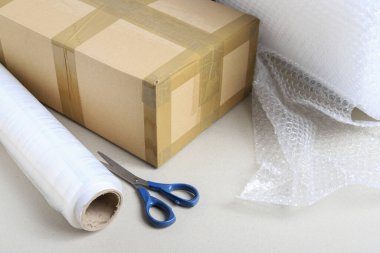 Sevkiyat için internetten alınmış eşyalar. Lojistik fikir