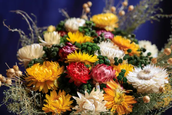 Bir buket Helichrysum braketatum. Sonsuz çiçekler. Parti dekoru