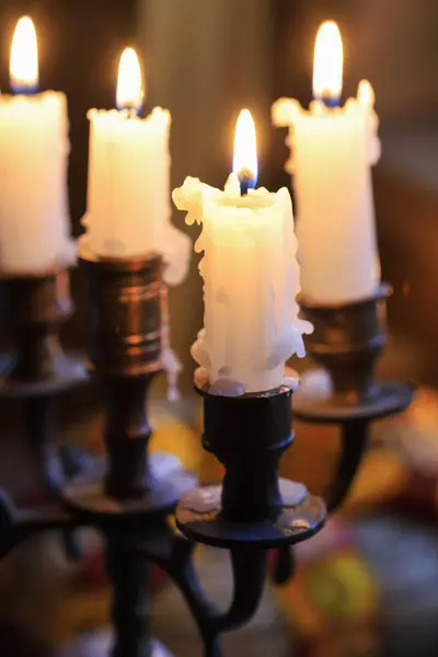 Eine Kerze Auf Einem Kerzenständer Holzuntergrund Party Dekor — Stockfoto