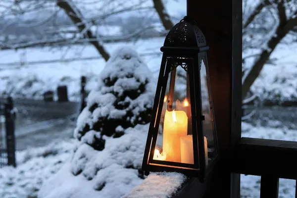 Uma Bela Lanterna Ferro Uma Varanda Inverno Decoração Festiva — Fotografia de Stock