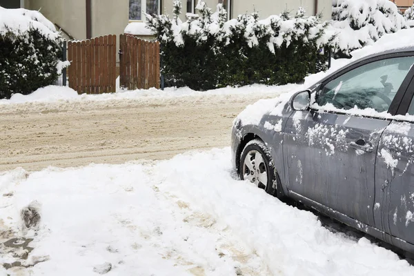 Şehirdeki arabalar karla kaplı. Kış zamanı
