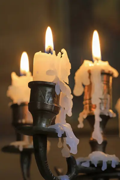 Svíčky Klasickém Držáku Svíček Dřevěné Pozadí Grafické Zdroje — Stock fotografie