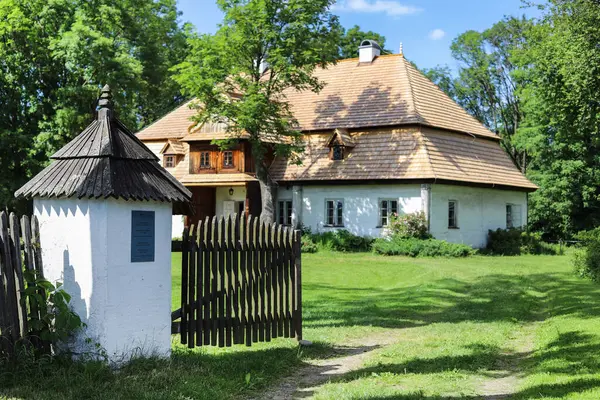 一座曾经属于Tetmajer家族的历史性木制庄园 现在是波兰Lopuszna的博物馆 — 图库照片