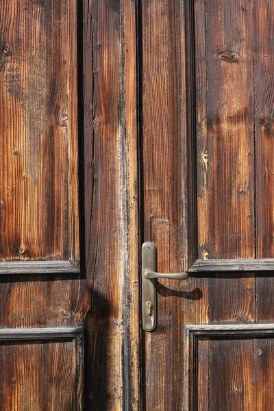 Çelik saplı eski ahşap kapı. Grafiksel kaynaklar