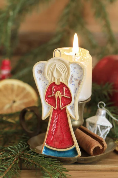 Керамічний Ангел Серед Різдвяних Прикрас Святковий Час — стокове фото