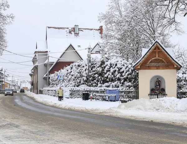 Οδικός Ναός Καλυμμένος Χιόνι Στο Czarny Dunajec Πολωνία — Φωτογραφία Αρχείου