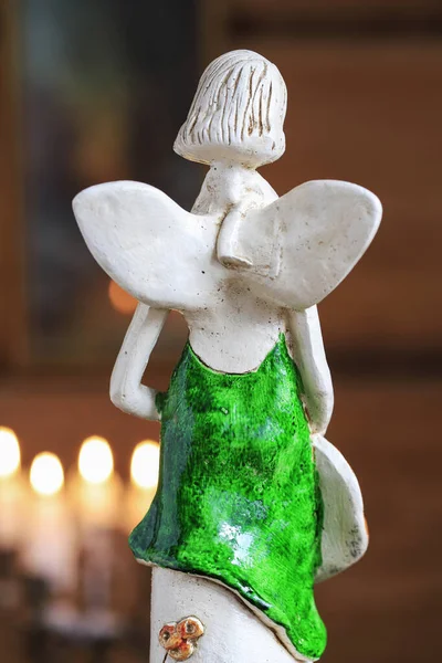 Ceramiczny Anioł Zielonej Sukience Świece Tle Ręcznie Robione Dekoracje — Zdjęcie stockowe