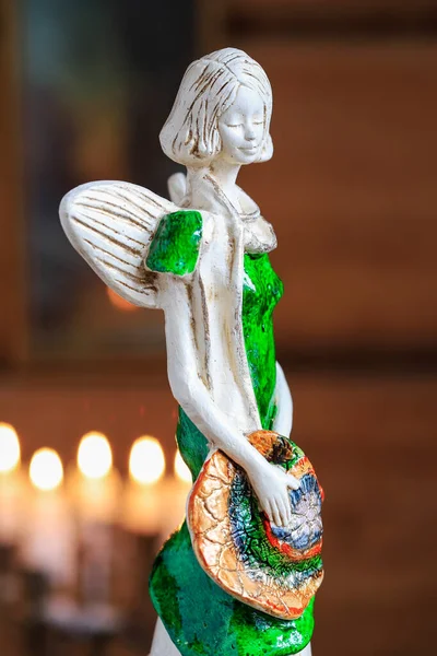 Ceramiczny Anioł Zielonej Sukience Świece Tle Ręcznie Robione Dekoracje — Zdjęcie stockowe