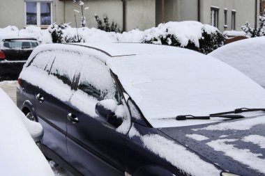 Şehirdeki arabalar karla kaplı. Kış zamanı