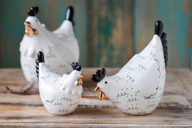 Masada seramik tavuklar olan Paskalya süsü. Şenlik zamanı