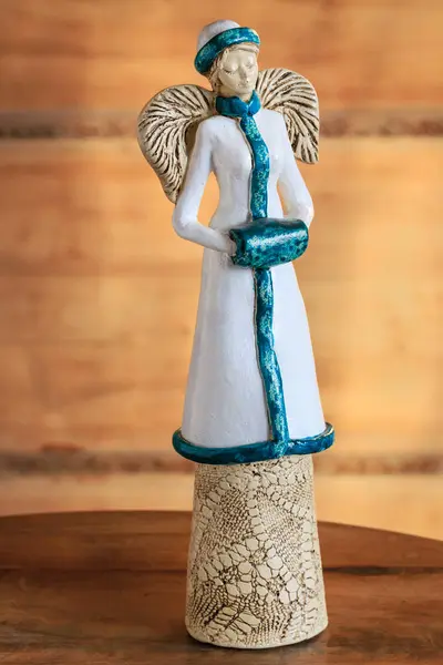 Figura Anjo Está Sobre Uma Mesa Madeira Decoração Casa Imagens Royalty-Free