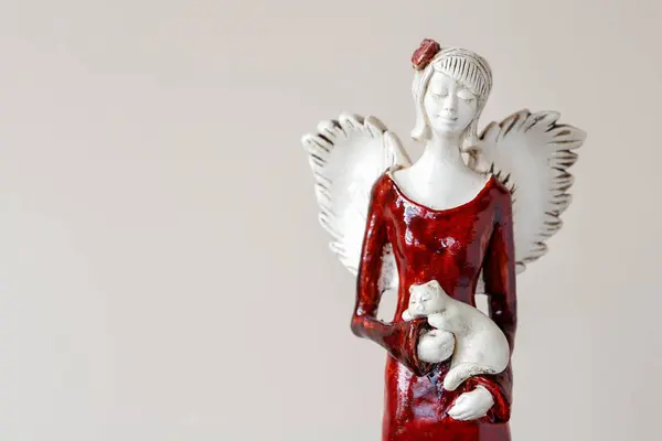Ein Engel Mit Katze Ihren Händen Hausgemachtes Dekor lizenzfreie Stockbilder