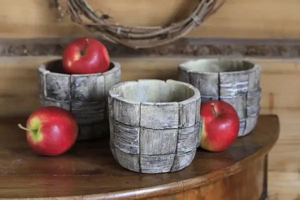 Ahşap Bir Masada Seramik Çömlekler Elmalar Dekoru Telifsiz Stok Imajlar