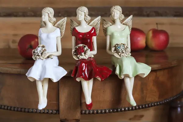 Três Meninas Anjo Com Flores Está Sentado Mesa Decoração Casa Fotos De Bancos De Imagens
