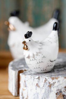 Masada seramik tavuklar olan Paskalya süsü. Şenlik zamanı