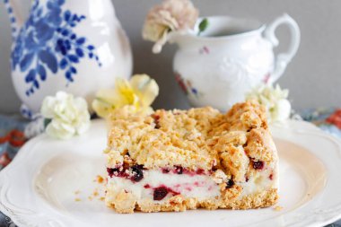 Yaban mersinli ve üzümlü ev yapımı meyveli kek. Parti tatlısı