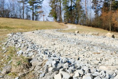 Dağlardaki geleneksel taş yol. Toprak gezisi