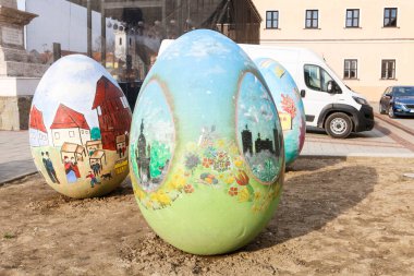 Sokaklarda dev yumurtalar - Trstena, Slovakya 'da halk için Paskalya süslemesi.