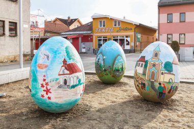Sokaklarda dev yumurtalar - Trstena, Slovakya 'da halk için Paskalya süslemesi.