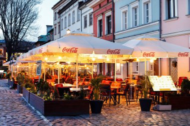 Kazimierz 'deki eski kasaba evleri, Krakow' un eski Yahudi mahallesi. Szeroka Caddesi.