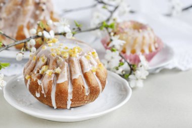 Geleneksel Paskalya pastası masada. Kutlama partisi