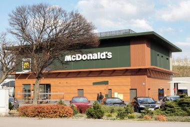 Mc Donald 'ın Krakow' daki restoran binası Mateczny kavşağında..