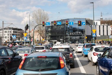 Polonya 'nın Krakow şehrinde trafik sıkışık..