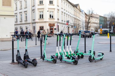Polonya, Krakow 'da halka açık elektrikli scooter kiralama.