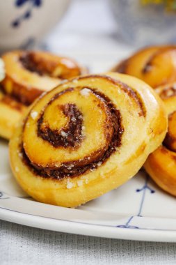Kanelbulle, masada İsveç tarçınlı rulo. Parti tatlısı