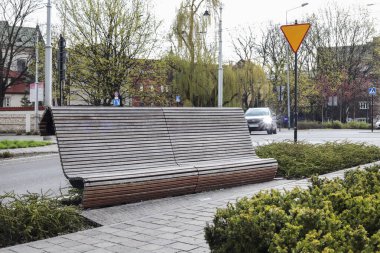 Polonya, Krakow 'daki eski şehir merkezinde ahşap bir bank..