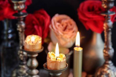 Güller ve mumlarla romantik masa dekorasyonu. Sevgililer Günü dekorasyon fikirleri. Parti dekoru