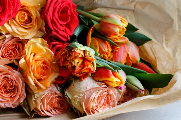 Gros Bouquet Fleurs Dans Papier Emballage Lieu Travail Fleuriste Photo De Stock