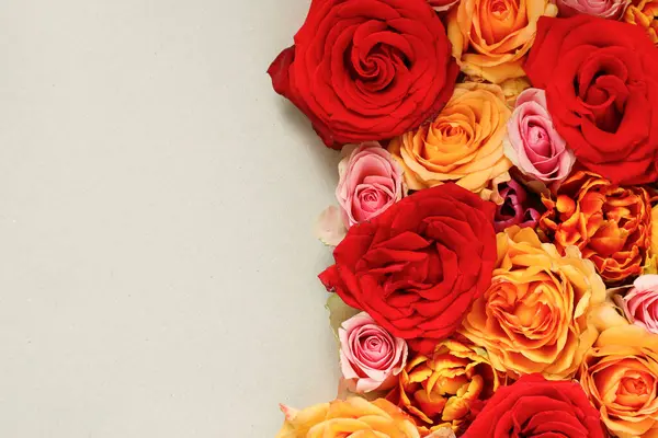 Fundo Floral Com Rosas Vermelhas Espaço Cópia Recursos Gráficos Imagem De Stock