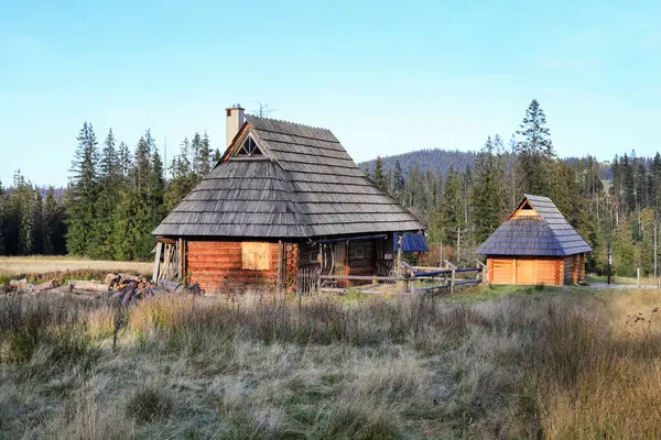 Traditionelle Holzhütte Der Die Hirten Mit Ihren Schafen Leben Stockbild